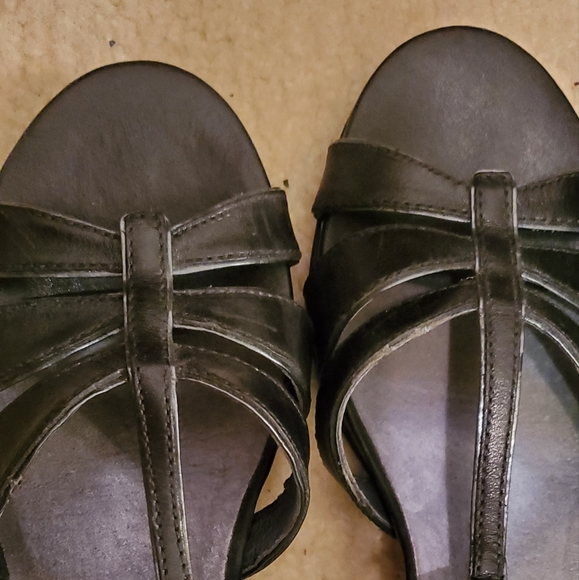 NWT Clarks Artisan Della Strap Black Sandal Stack Look Heel w/ Original Box - Picture 3 of 16